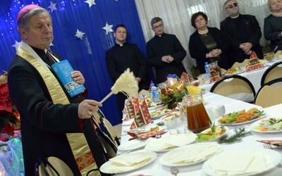 Bp Henryk Tomasik błogosławi opłatki na wigilijny stół