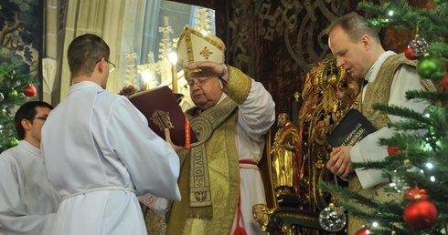 Pośród nas staje Chrystus