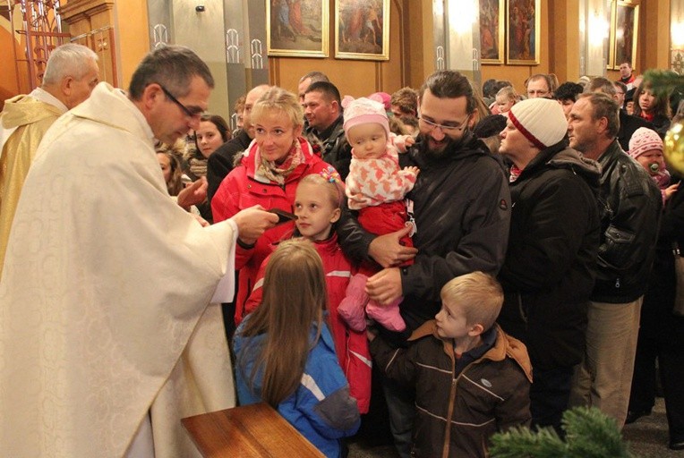 W katedrze rodziny otrzymały indywidualne błogosławieństwo i pamiątkowe obrazki z wizerunkiem Świętej Rodziny