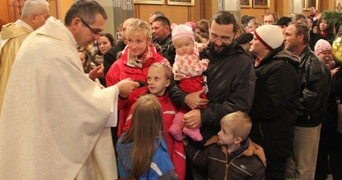 W katedrze rodziny otrzymały indywidualne błogosławieństwo i pamiątkowe obrazki z wizerunkiem Świętej Rodziny
