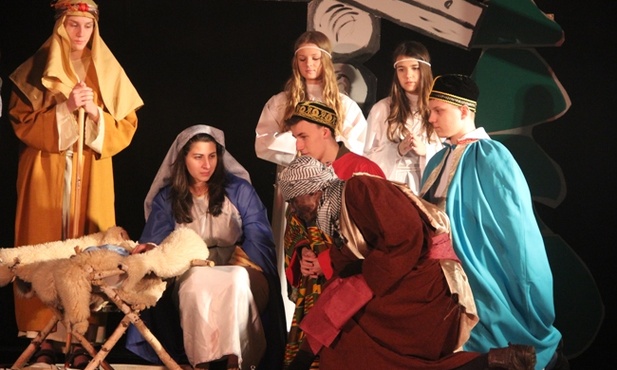 Jedna z końcowych scen „Jasełek 2014” w wykonaniu aktorów Teatru Scene