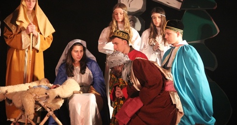Jedna z końcowych scen „Jasełek 2014” w wykonaniu aktorów Teatru Scene