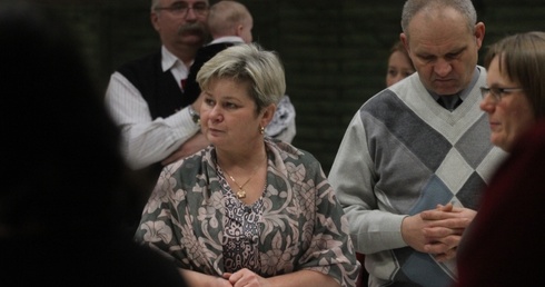 On przyszedł i włączył światło