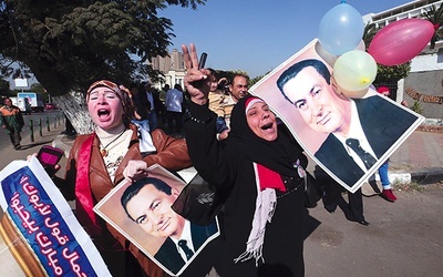  Tak zwolennicy Hosniego Mubaraka cieszyli się po uniewinnieniu byłego prezydenta Egiptu przez sąd od zarzutu wydania rozkazu strzelania do demonstrantów podczas arabskiej wiosny