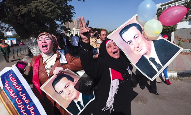  Tak zwolennicy Hosniego Mubaraka cieszyli się po uniewinnieniu byłego prezydenta Egiptu przez sąd od zarzutu wydania rozkazu strzelania do demonstrantów podczas arabskiej wiosny