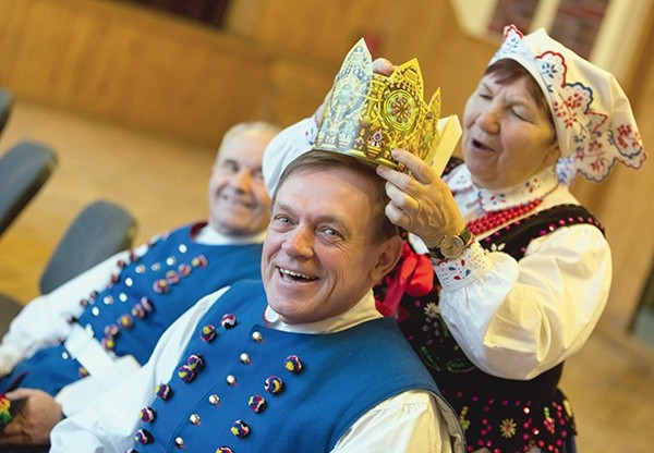 Przymierzanie korony 