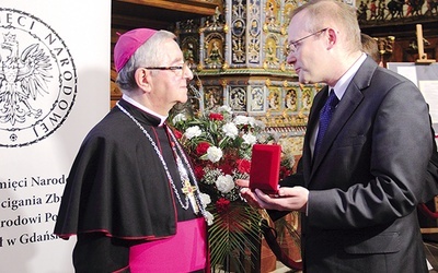 Abp Głódź odebrał nagrodę „Świadek Historii” z rąk dr. Łukasza Kamińskiego, prezesa Instytutu Pamięci Narodowej 