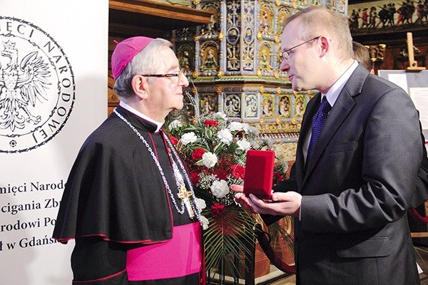 Abp Głódź odebrał nagrodę „Świadek Historii” z rąk dr. Łukasza Kamińskiego, prezesa Instytutu Pamięci Narodowej 