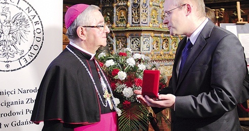 Abp Głódź odebrał nagrodę „Świadek Historii” z rąk dr. Łukasza Kamińskiego, prezesa Instytutu Pamięci Narodowej 