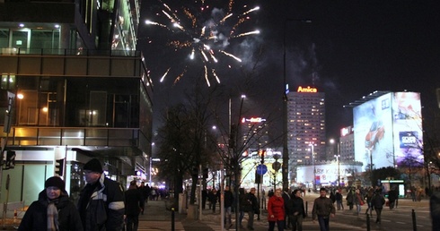Jak pokazują badania CBOS, tylko niecały 1 proc. Polaków wita Nowy Rok na zabawach "pod chmurką"