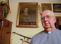  Kapłan jest Honorowym Obywatelem Gorzowa Wlkp.  Został także oznaczony Krzyżem Oficerskim Orderu Odrodzenia Polski