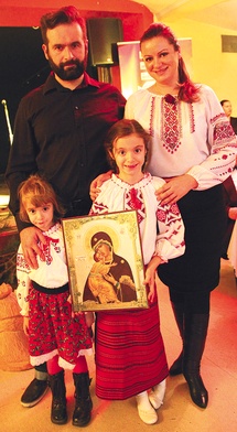  Łemkowie podtrzymują dawne tradycje m.in. przez gwarę,  strój i wielki szacunek do ikon. Na zdjęciu Lidia Świątkowska  z mężem Piotrem i córkami Natalią i Darią Antoniną