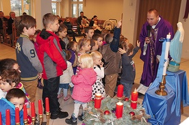  Co miesiąc w kaplicy pw. Niepokalanego Serca Najświętszej Maryi Panny w Skierniewicach odbywa się Msza św. dla dzieci z przedszkola i ich rodzin