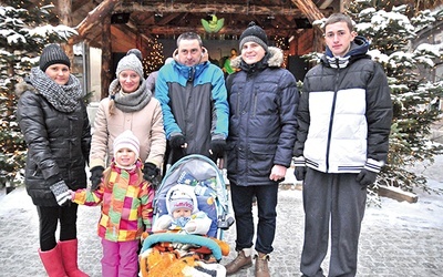 Szopka przy kościele dominikanów w Lublinie cieszy się popularnością wśród młodszych i starszych