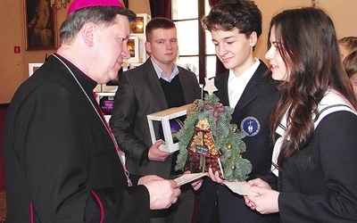 Dla młodych ludzi ze szkół katolickich składanie życzeń metropolicie wrocławskiemu i podzielenie się opłatkiem było wielkim przeżyciem