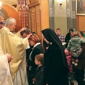 Indywidualne błogosławieństwo rodzin po Eucharystii. Na zdjęciu ks. F. Płonka  modli się nad M. i R. Bielickimi.  Z lewej ks. T. Gorczyński 