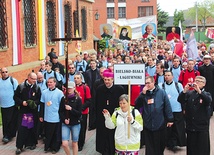 Biskup bielsko-żywiecki na czele diecezjalnej pielgrzymki wkraczającej do Łagiewnik