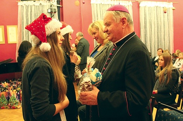Świąteczny upominek i życzenia otrzymał także bp Tadeusz Rakoczy