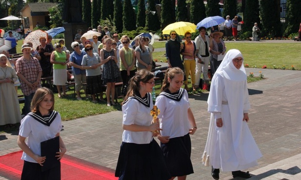 Na I Diecezjalną Pielgrzymkę Kobiet w Domaniewicach niewiasty przybyły z relikwiami świętych i błogosławionych kobiet