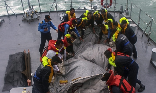 Znaleziono cztery fragmenty wraku AirAsia