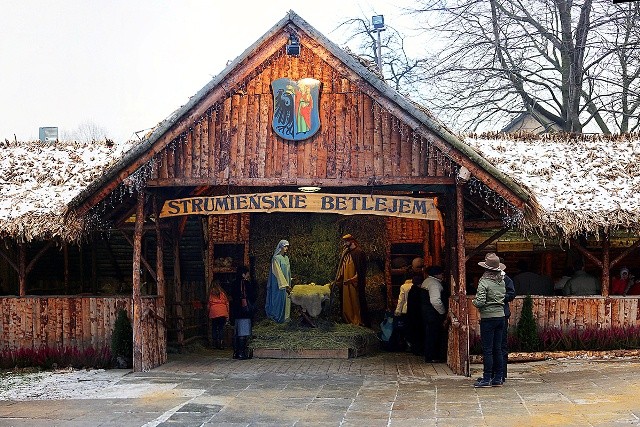 W żywej szopce w Strumieniu żłóbek Pana Jezusa otaczają i ludzie, i zwierzęta