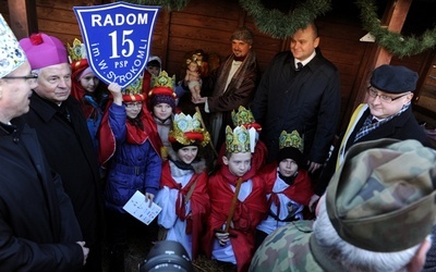 Bp Henryk Tomasik z najmłodszymi diecezjanami przy szopce na zakończenie ubiegłorocznego orszaku