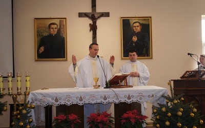 Ks. Rafał Wiśniewski (z lewej) i ks. Cezary Porada od ponad tygodnia odprawiają Eucharystię w swojej kaplicy