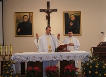 Ks. Rafał Wiśniewski (z lewej) i ks. Cezary Porada od ponad tygodnia odprawiają Eucharystię w swojej kaplicy