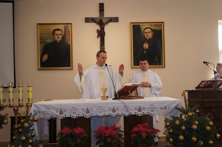 Ks. Rafał Wiśniewski (z lewej) i ks. Cezary Porada od ponad tygodnia odprawiają Eucharystię w swojej kaplicy