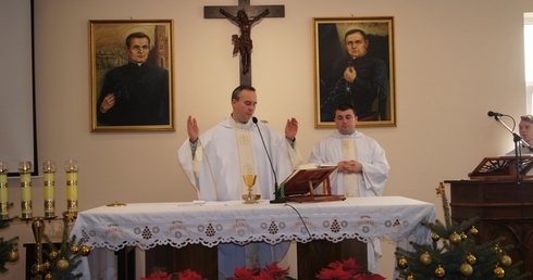 Ks. Rafał Wiśniewski (z lewej) i ks. Cezary Porada od ponad tygodnia odprawiają Eucharystię w swojej kaplicy