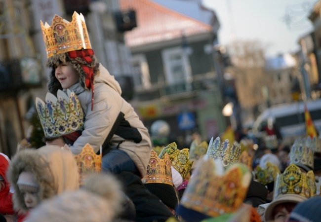 W Orszaku biorą udział całe rodziny, a pamiątką udziału są królewskie korony