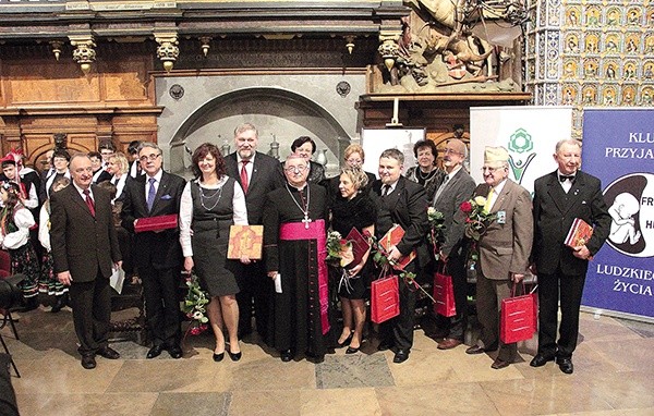  Wśród laureatów nagrody Pro Ecclesia et Populo są przedstawiciele wspólnot i stowarzyszeń katolickich, którzy poprzez swój pozytywny wkład ubogacili działanie lokalnego Kościoła
