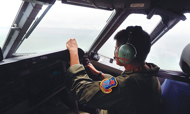 Pilot wojskowego samolotu indonezyjskiego podczas poszukiwań zaginionego samolotu linii AirAsia