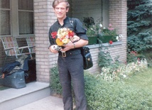 Ks. Jerzy Popiełuszko przed domem swej ciotki w Pittsburghu (USA). Jego starania o paszport stały się dla SB okazją do bezskutecznych prób zwerbowania księdza