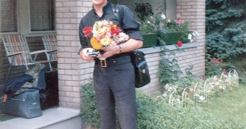 Ks. Jerzy Popiełuszko przed domem swej ciotki w Pittsburghu (USA). Jego starania o paszport stały się dla SB okazją do bezskutecznych prób zwerbowania księdza