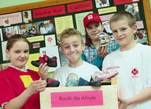 Szkolne Koło Caritas w SP im. Jana Pawła II w Łostówce koło Mszany Dolnej prowadziło akcję „Buciki dla Afryki”