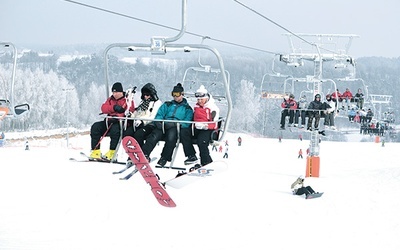 W Szwajcarii Bałtowskiej narciarzy wozi kolejka krzesełkowa