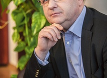 Wojciech Kowalczyk Ekonomista związany z bankowością. Od 2012 r. członek rządu: kolejno podsekretarz stanu w Ministerstwie Finansów, następnie w Ministerstwie Skarbu Państwa. Od wielu lat związany z Bankiem Gospodarstwa Krajowego. Obecnie jest szefem jego Rady Nadzorczej. Od 18 listopada 2014 r. sekretarz stanu w Ministerstwie Gospodarki oraz pełnomocnik rządu do spraw restrukturyzacji górnictwa węgla kamiennego.