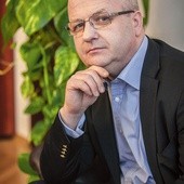 Wojciech Kowalczyk Ekonomista związany z bankowością. Od 2012 r. członek rządu: kolejno podsekretarz stanu w Ministerstwie Finansów, następnie w Ministerstwie Skarbu Państwa. Od wielu lat związany z Bankiem Gospodarstwa Krajowego. Obecnie jest szefem jego Rady Nadzorczej. Od 18 listopada 2014 r. sekretarz stanu w Ministerstwie Gospodarki oraz pełnomocnik rządu do spraw restrukturyzacji górnictwa węgla kamiennego.