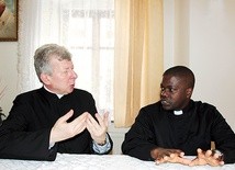  Ks. Albert Mwita Mung’aho z ks. Piotrem Koszykiem rozmawia w języku suahili, w którym pozdrawia naszych czytelników na: bielsko.gosc.pl