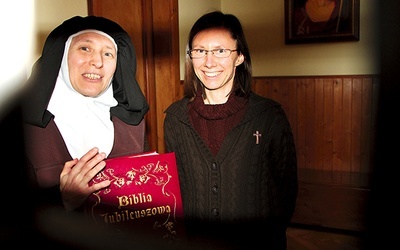  S. M. Faustyna i postulantka Ania przy kracie w rozmównicy Karmelu, tuż przed przekazaniem Biblii 
