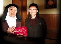 S. M. Faustyna i postulantka Ania przy kracie w rozmównicy Karmelu, tuż przed przekazaniem Biblii 