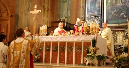 Bp Roman Pindel przewodniczył Mszy św. koncelebrowanej przez bp. Piotra Gregera i bp. seniora Tadeusza Rakoczego