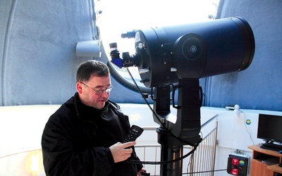 O. Krzysztof Hura demonstruje działanie teleskopu Meade LX200