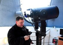 O. Krzysztof Hura demonstruje działanie teleskopu Meade LX200