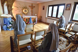  Modlitwa południowa w kaplicy sióstr klawerianek