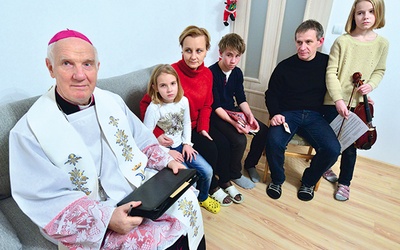   Rodzina Katarzyny i Tomasza nie spodziewała się, że sam biskup będzie im zakładał kartotekę parafialną z racji przeprowadzki na Podzamcze 