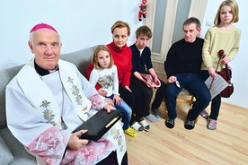   Rodzina Katarzyny i Tomasza nie spodziewała się, że sam biskup będzie im zakładał kartotekę parafialną z racji przeprowadzki na Podzamcze 