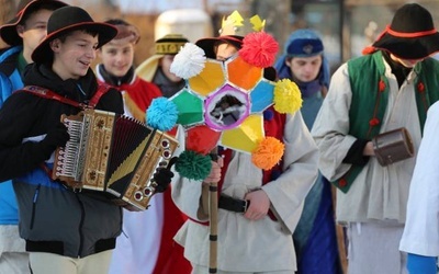 W orszaku maszerowali młodzi i starsi w góralskich strojach i z dawnymi instrumentami 