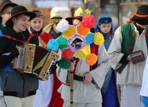 W orszaku maszerowali młodzi i starsi w góralskich strojach i z dawnymi instrumentami 